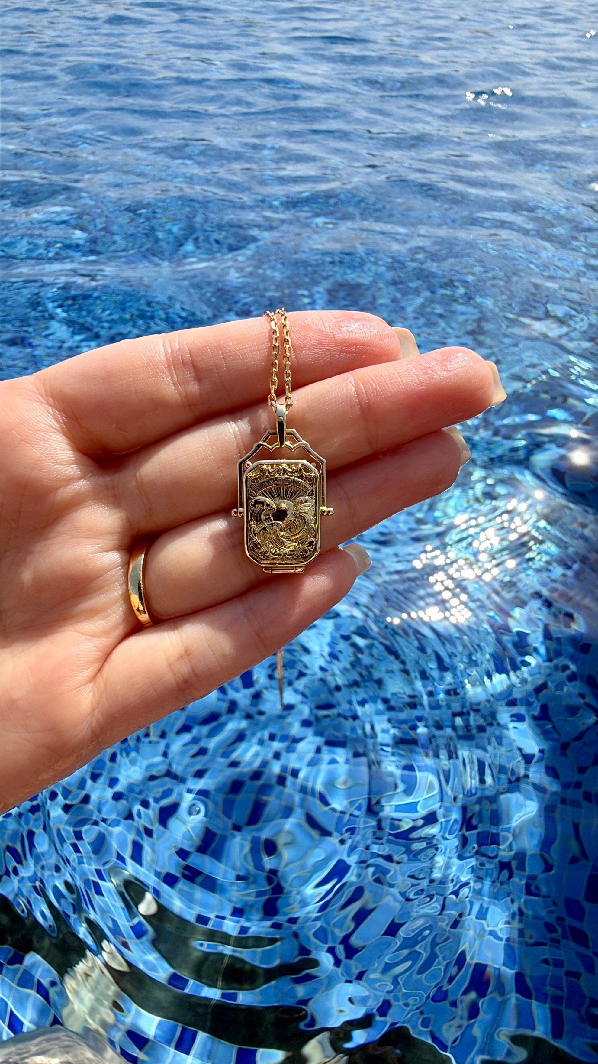 The Memoire Locket - 18K Gold Bespoke Photo Locket Service